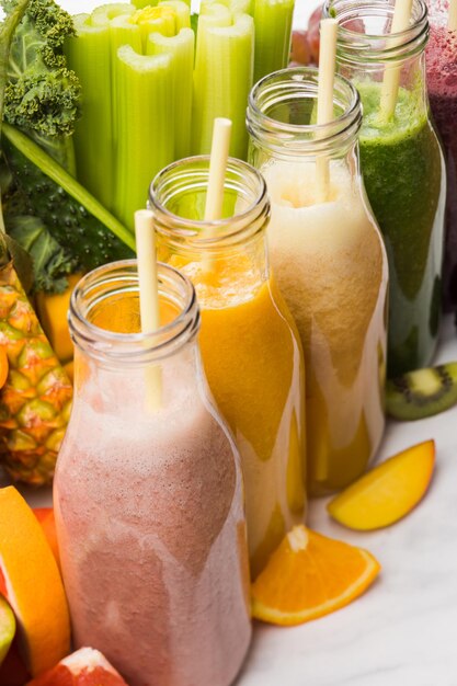 O conjunto de smoothies coloridos com frutas exóticas