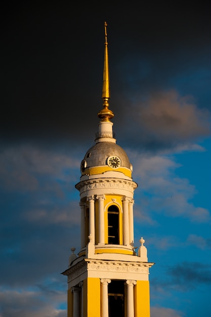 O conjunto dos edifícios da praça da catedral em kolomna kremlin. kolomna