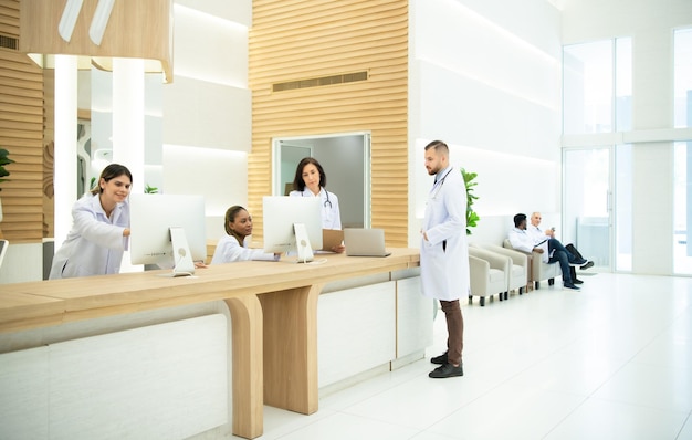 O conjunto médico do hospital vai sentar-se e conversar trocar ideias e descansar