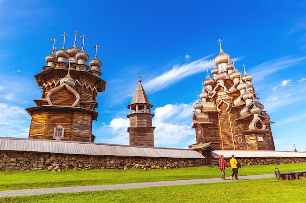 O conjunto principal do museu ao ar livre de kizhi. monumentos de arquitetura em madeira: igrejas e torre sineira. ilha de kizhi, carélia, rússia.