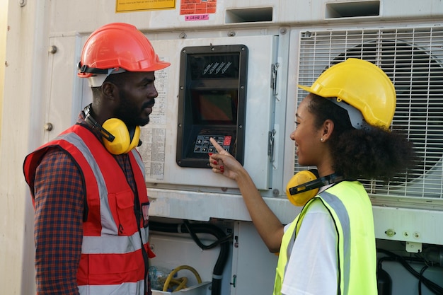 O contramestre controla o navio de carga de contêiner industrial na indústria Transporte e logística