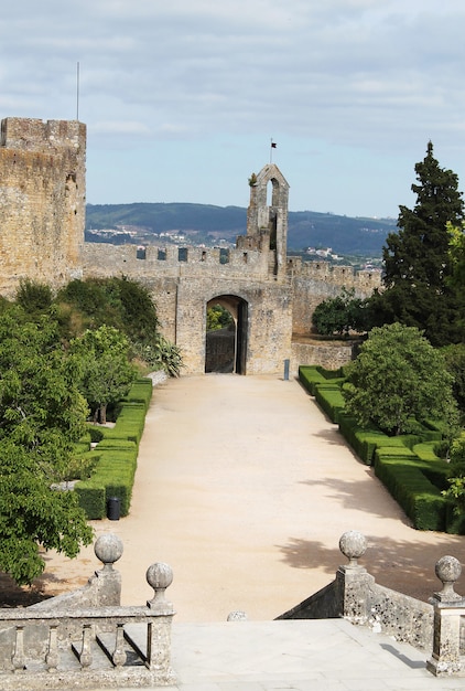 O Convento da Ordem de Cristo é um edifício religioso e católico romano em Tomar, Portugal