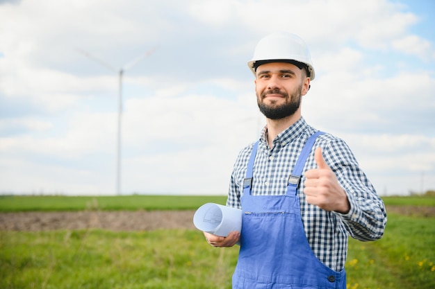 O coordenador está verificando a produção de energia na turbina eólica Trabalhador no parque dos moinhos de vento