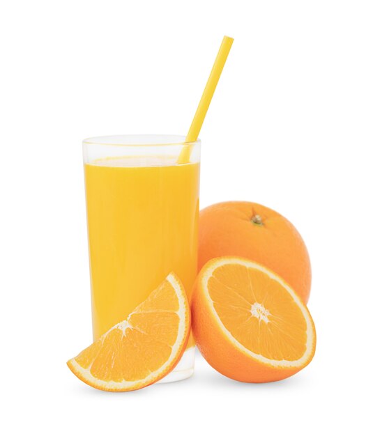 O copo de suco de laranja e laranjas isoladas