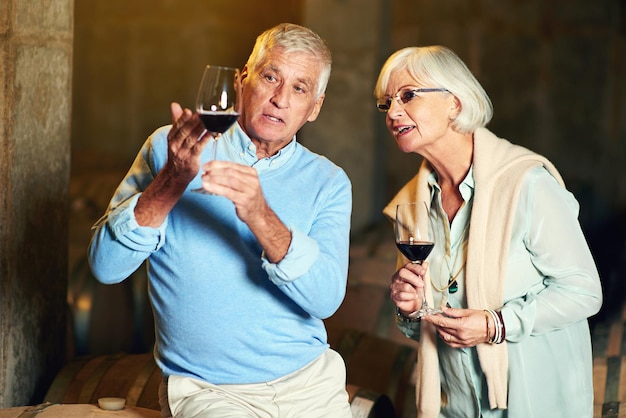 É o copo de vinho perfeito Foto recortada de um casal sênior desfrutando de uma pequena degustação de vinhos