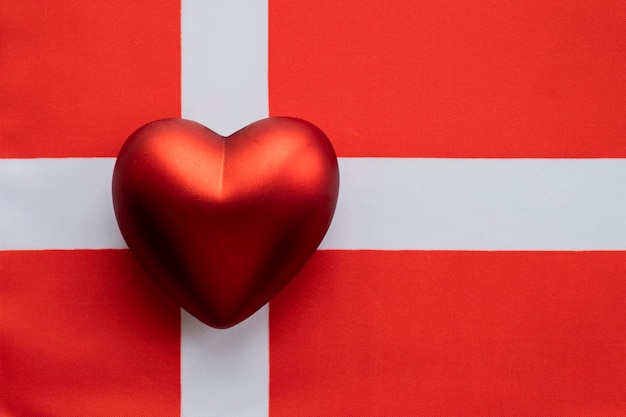 O coração vermelho está na bandeira da Dinamarca O conceito de sentimentos patrióticos pelo estado Patriotismo