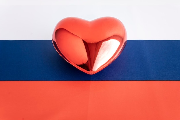 O coração vermelho está na bandeira da rússia O conceito de sentimentos patrióticos pelo estado Patriotismo