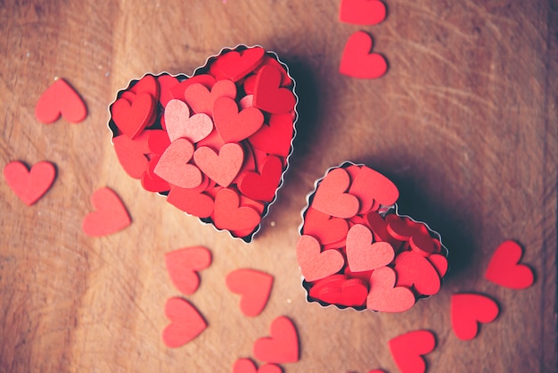 O coração vermelho molda em abstrato no conceito de amor para dia dos namorados
