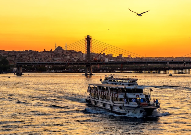 O Corno de Ouro ao pôr do sol Istambul