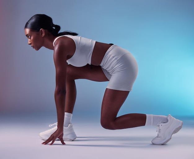 O corredor inicia o treinamento físico e a mulher negra se concentra no treino de exercícios ou pronta para a maratona cardio run Mentalidade vencedora de motivação para corrida ou atleta modelo determinado no fundo gradiente de cor