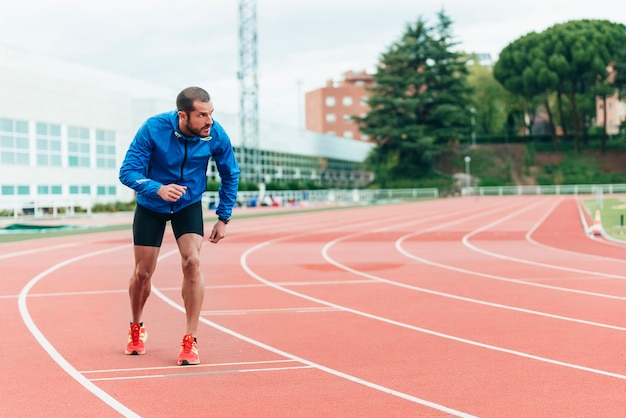 O corredor pronto para correr está olhando para o relógio