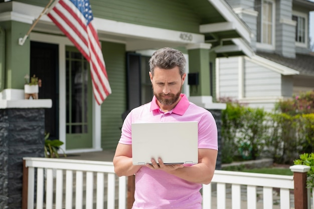 Foto o corretor de imóveis trabalha on-line no aluguel de laptop ou compra uma nova casa para garantir a promoção do seguro de propriedade