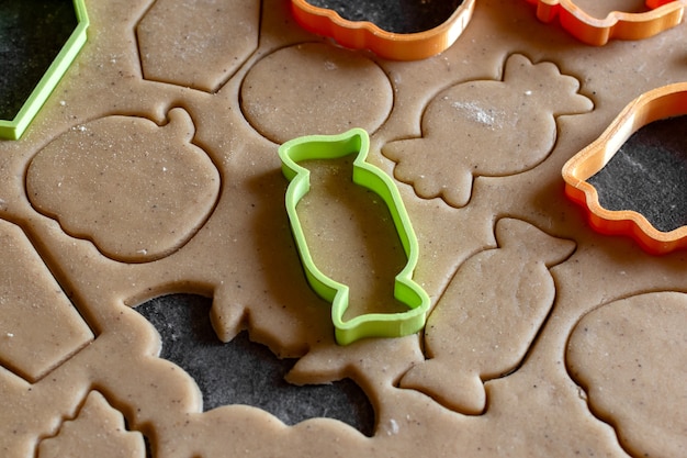 O cortador de biscoitos corta biscoitos de gengibre da massa para o dia das bruxas