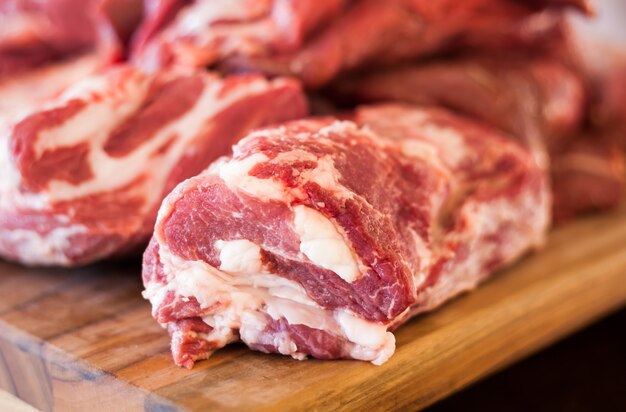 O cozinheiro cozinha o bife do torro em um restaurante.