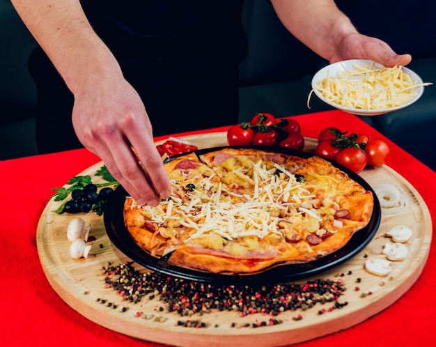 O cozinheiro está fazendo pizza. Adiciona os ingredientes.