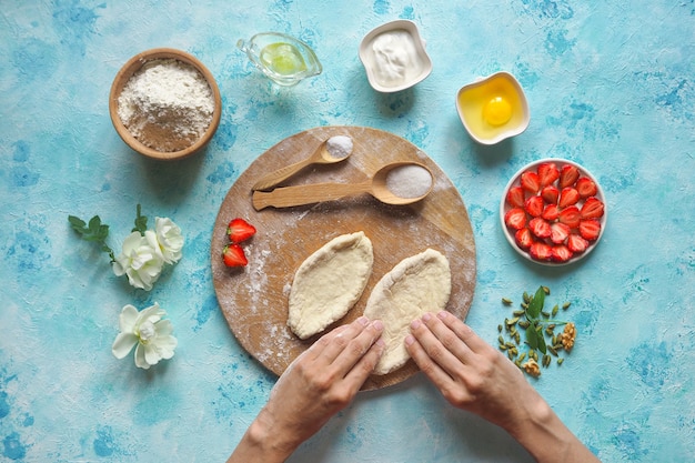 O cozinheiro faz tortas com morangos frescos. Bolo caseiro.