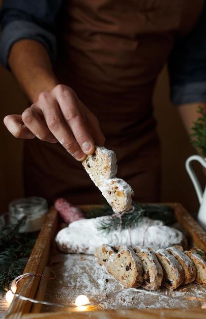 O cozinheiro segura um pedaço de natal na mão