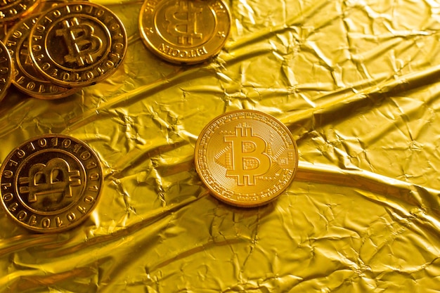 O cryptocurrency Bitcoin em fundo de imagem de textura de ouro