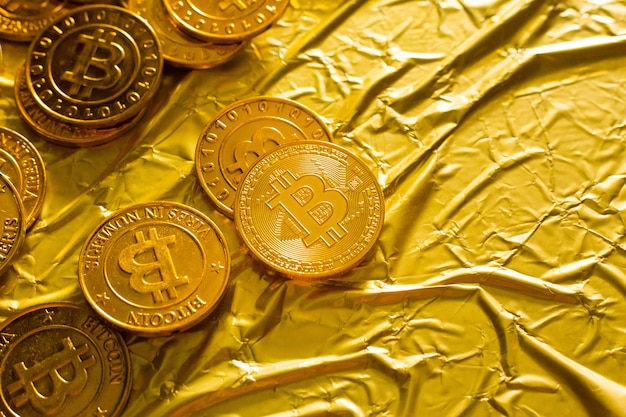 O cryptocurrency Bitcoin em fundo de imagem de textura de ouro