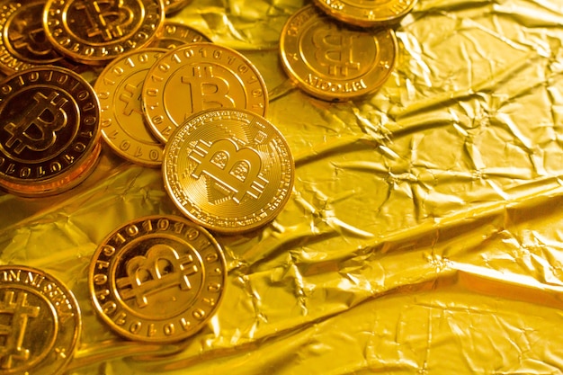 O cryptocurrency Bitcoin em fundo de imagem de textura de ouro