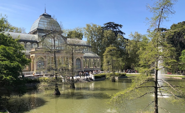 O crystal palace é uma estrutura de metal e vidro localizada no parque do retiro em madrid