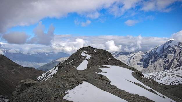 O cume da montanha está coberto de neve.