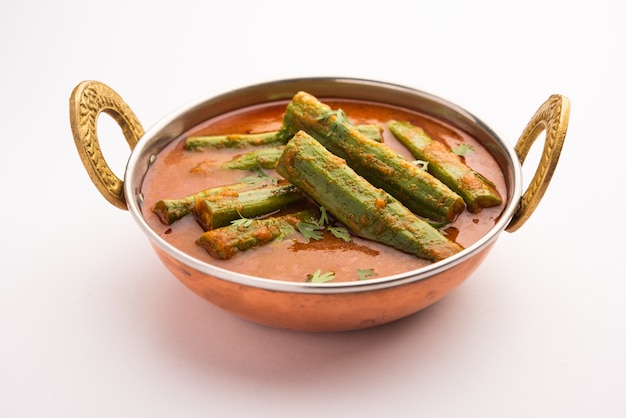 O Curry de Baqueta é um molho de vegetais saboroso e picante ou uma receita seca que é preparada com palitos de moringa e especiarias. Comida indiana saudável