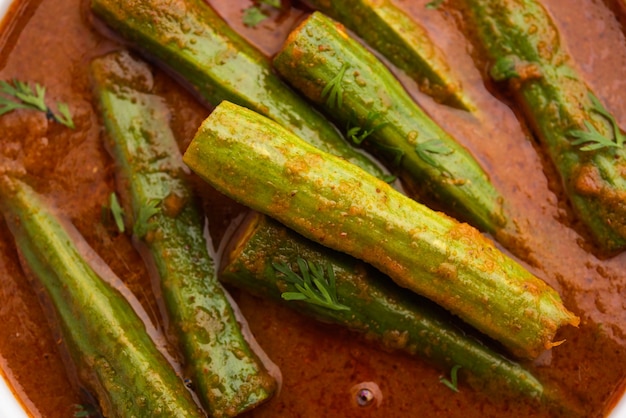 O curry de baqueta é um molho de vegetais saboroso e picante ou uma receita seca que é preparada com palitos de moringa e especiarias. comida indiana saudável