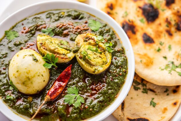 O curry de ovo de espinafre é um prato indiano não vegetariano feito usando molho de palak com ovos