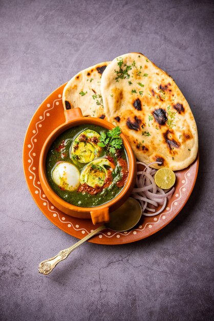 Foto o curry de ovo de espinafre é um prato indiano não vegetariano feito usando molho de palak com ovos