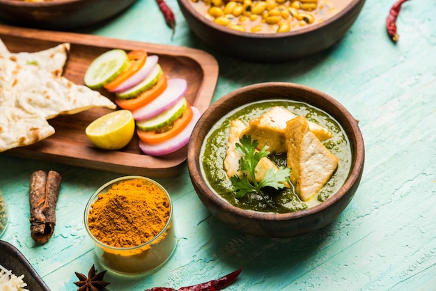 O curry Palak Paneer é uma receita popular do norte da Índia para almoço ou jantar feita com queijo cottage em curry de espinafre verde. geralmente servido com arroz e chapati ou naan