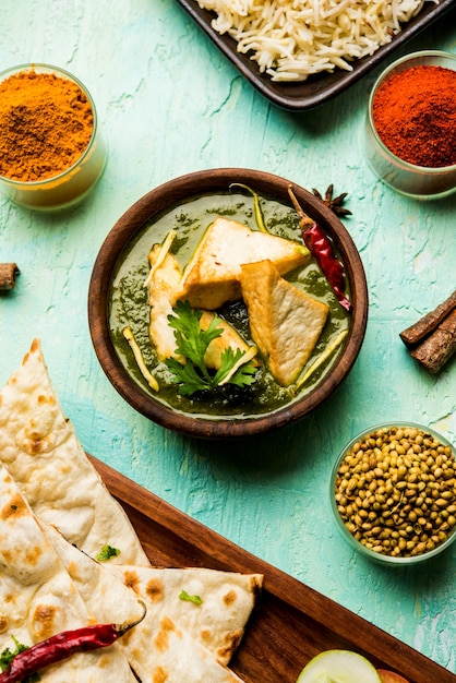 O curry Palak Paneer é uma receita popular do norte da Índia para almoço ou jantar feita com queijo cottage em curry de espinafre verde. geralmente servido com arroz e chapati ou naan