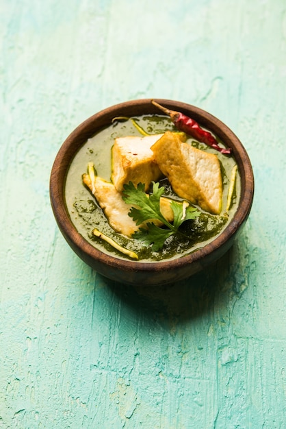 O curry Palak Paneer é uma receita popular do norte da Índia para almoço ou jantar feita com queijo cottage em curry de espinafre verde. geralmente servido com arroz e chapati ou naan