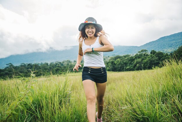 O curso asiático das mulheres relaxa no feriado. em um pasto verde.