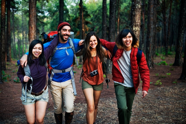 O curso da aventura da aventura do acampamento remoto relaxa o conceito