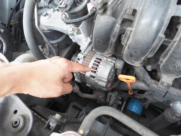 O dedo aponta para o conceito de manutenção do carro gerador