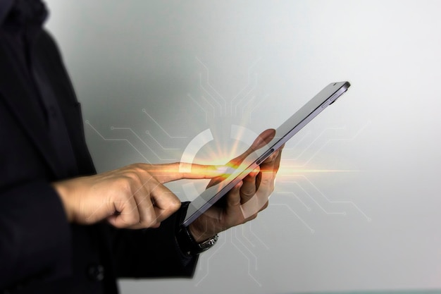 O dedo de um homem inteligente apontando para um dispositivo de tecnologia de tela sensível ao toque e um homem de negócios tocando na tela do iPad