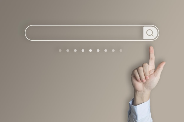 O dedo do empresário apontando para a página de pesquisa na internet no fundo marrom da tela de toque virtual