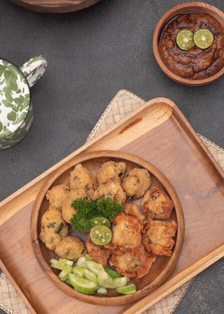 O delicioso batagor ou almôndegas de tofu é um dos alimentos tradicionais indonésios populares.