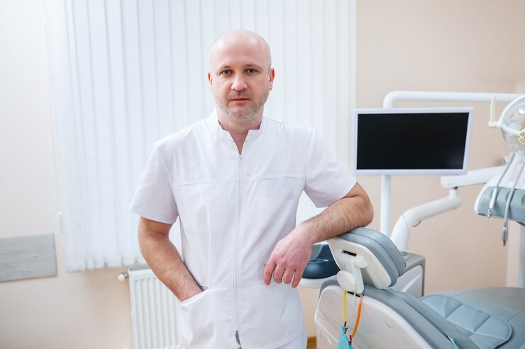 Foto o dentista está sozinho no local de trabalho, o médico está no consultório dentário. equipamento profissional para tratamento dentário