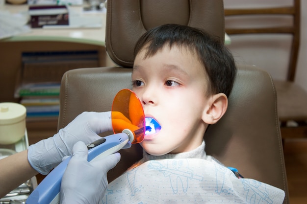 O dentista está tratando os dentes de um menino