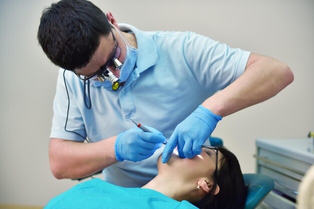 O dentista examina os dentes