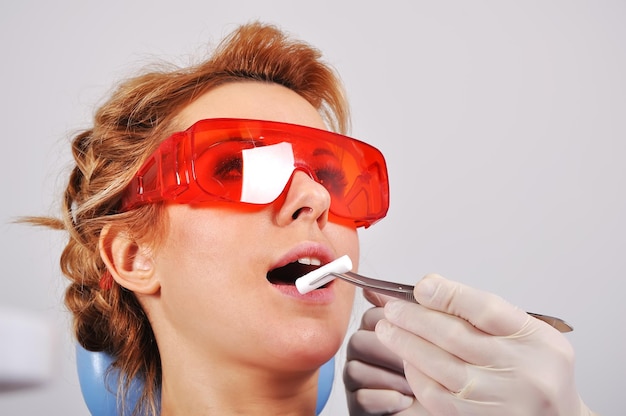 O dentista insere o cotonete