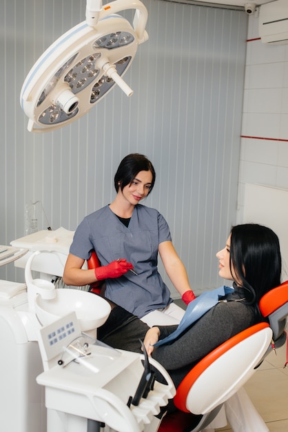 O dentista realiza um exame e consulta do paciente. odontologia.