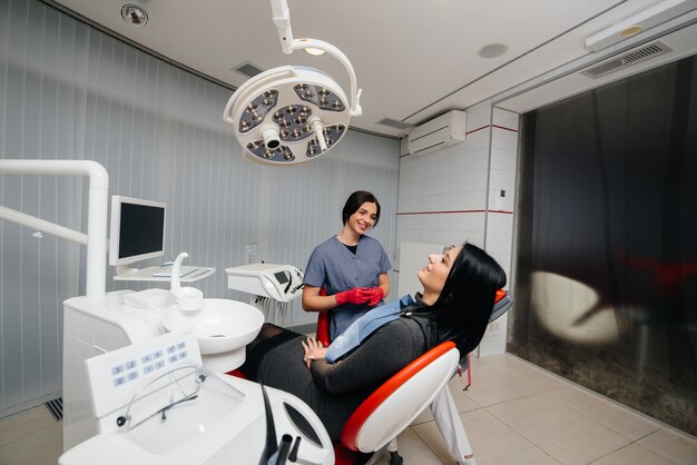 O dentista realiza um exame e consulta do paciente. Odontologia