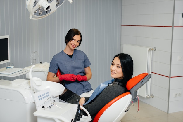 O dentista realiza um exame e consulta do paciente. odontologia