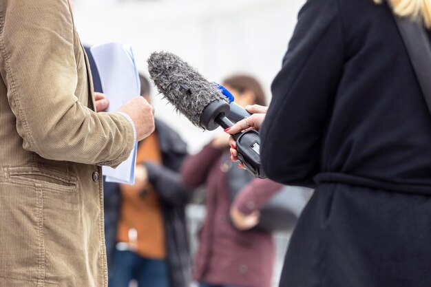 Foto o denunciante detém um documento e faz uma declaração num evento mediático ou numa conferência de imprensa