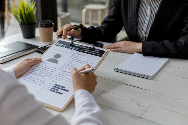 O departamento de RH está analisando os currículos dos candidatos a emprego, os currículos são documentos importantes para a solicitação de emprego. Deve conter currículo, histórico de treinamento, educação, talento, habilidades de trabalho, etc.