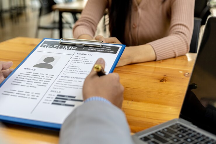Foto o departamento de rh está analisando os currículos dos candidatos a empregos; os currículos são documentos importantes para a inscrição no emprego. deve conter currículo, histórico de treinamento, educação, talento, habilidades de trabalho, etc.
