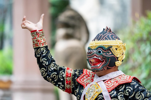 O desempenho da história do drama tradicional tailandês Khon épico Ramakien ou Ramayana com o macaco branco Hanuman e outros
